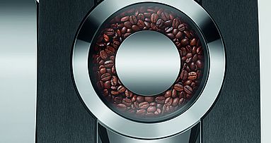 Inteligentny młynek w ekspresie Z10 Aluminium Dark Inox (EA) potrafi dobrać optymalny stopień zmielenia ziaren dla wybranego specjału kawowego.