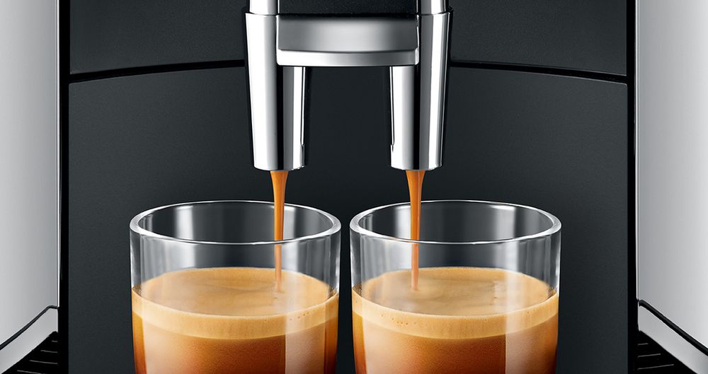 Dzięki podwójnej wylewce do kawy możesz skrócić czas przygotowywania napojów jeszcze bardziej – za jednym przyciskiem możesz przyrządzić dwie kawy czarne, dwa Espresso lub dwa Ristretto.