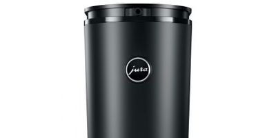 Eleganckie logo "Jura" znajduje się z przodu chłodziarki.