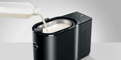Chłodziarka umożliwia łatwe uzupełnianie poziomu mleka, bez wyjmowania pojemnika.