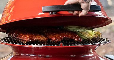 Hiperboliczna komora dymna oraz wkład SlōRoller pozwala osiągnąć na grillu doskonale wypieczone mięsa.