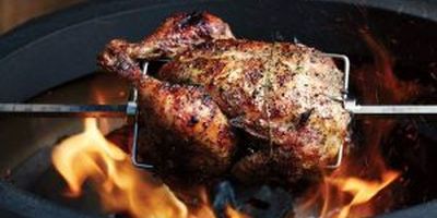 Rożen umożliwia przyrządzanie na grillu dużych kawałków kurczaka przy minimalnej ingerencji własnej.