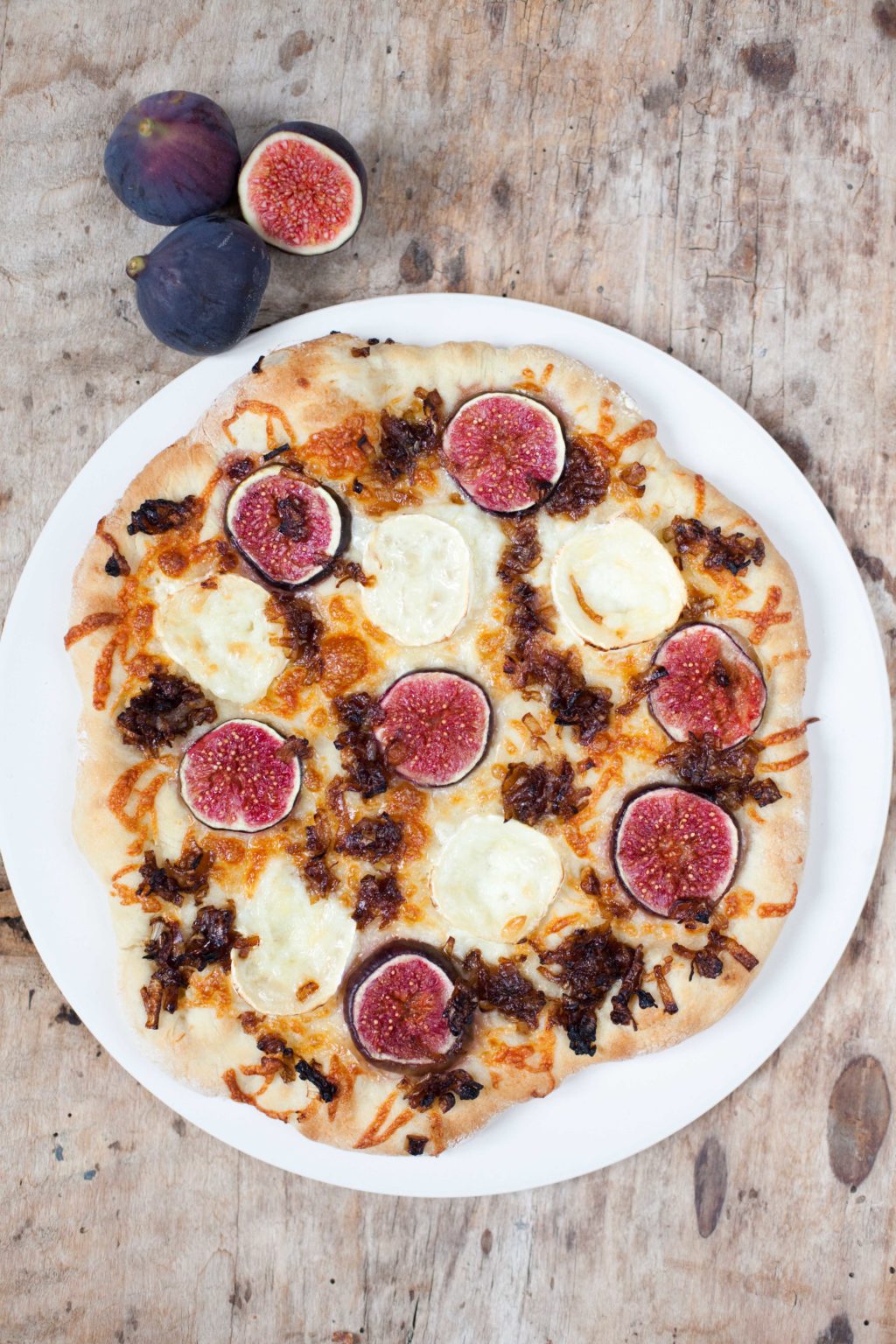 Pizza z figami i kozim serem na kamieniu cermaicznym Enders
