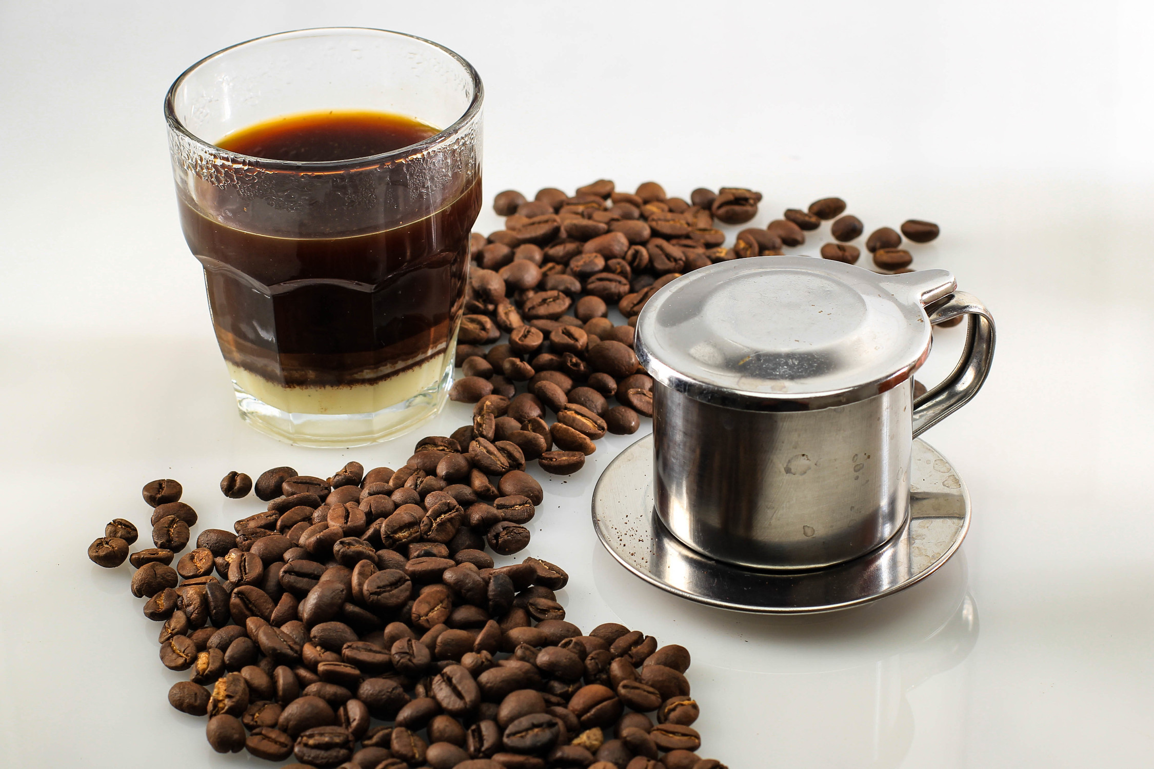 Klasyczna wersja kawy po wietnamsku to połączenie doskonałej jakości ziaren kawy i mleka skondensowanego 