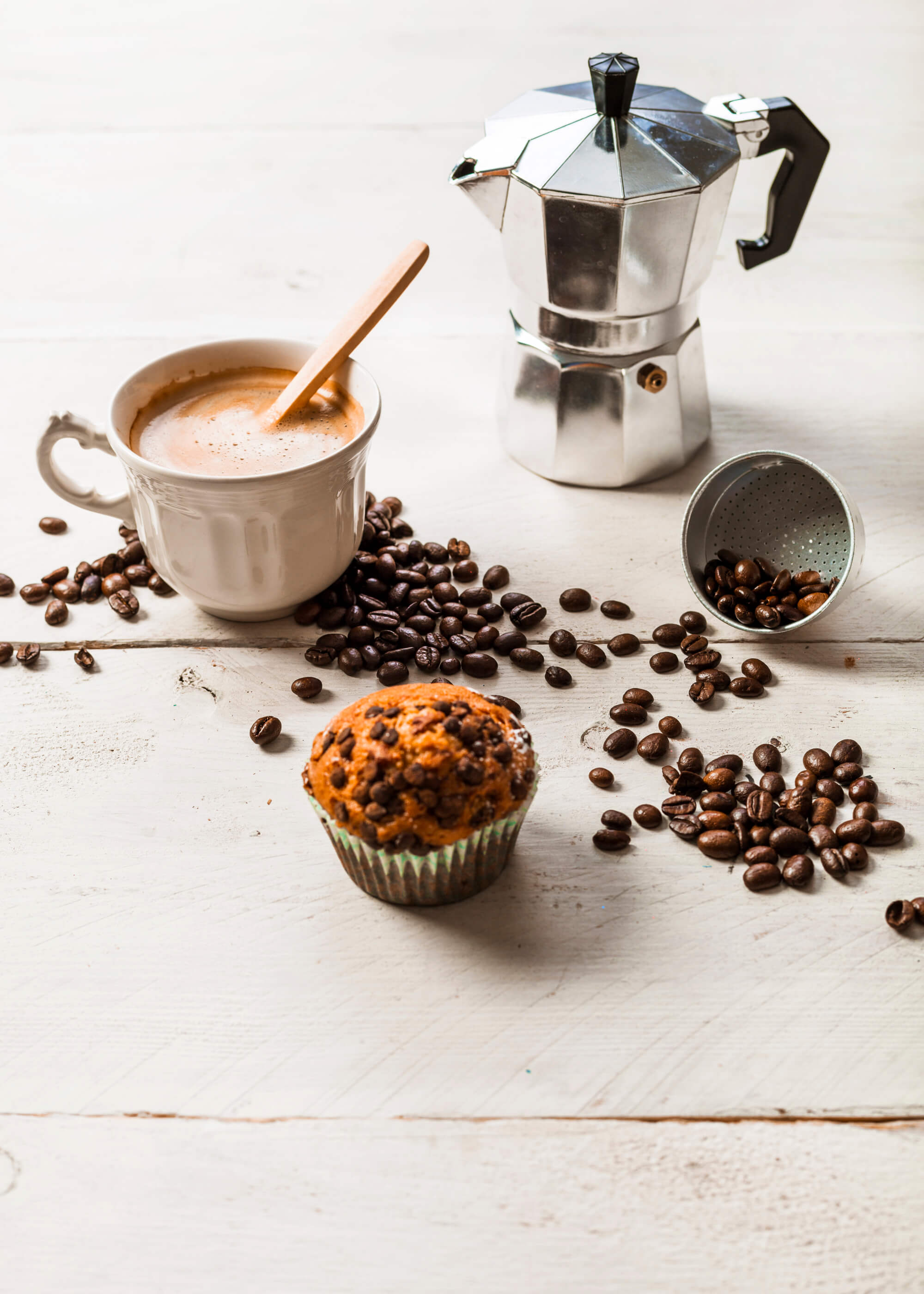 Kawa przygotowana za pomocą kawiarki i ciastko