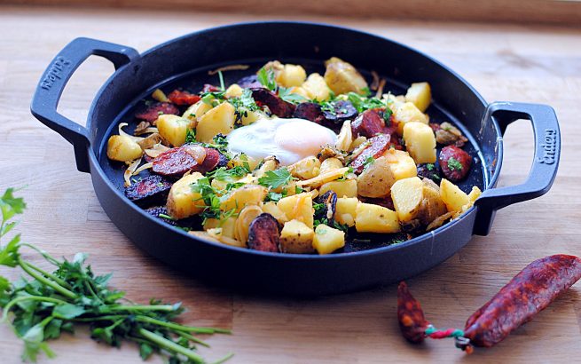 kuchnia hiszpańska - kiełbasa chorizo z grilla z jajkiem i ziemniakami