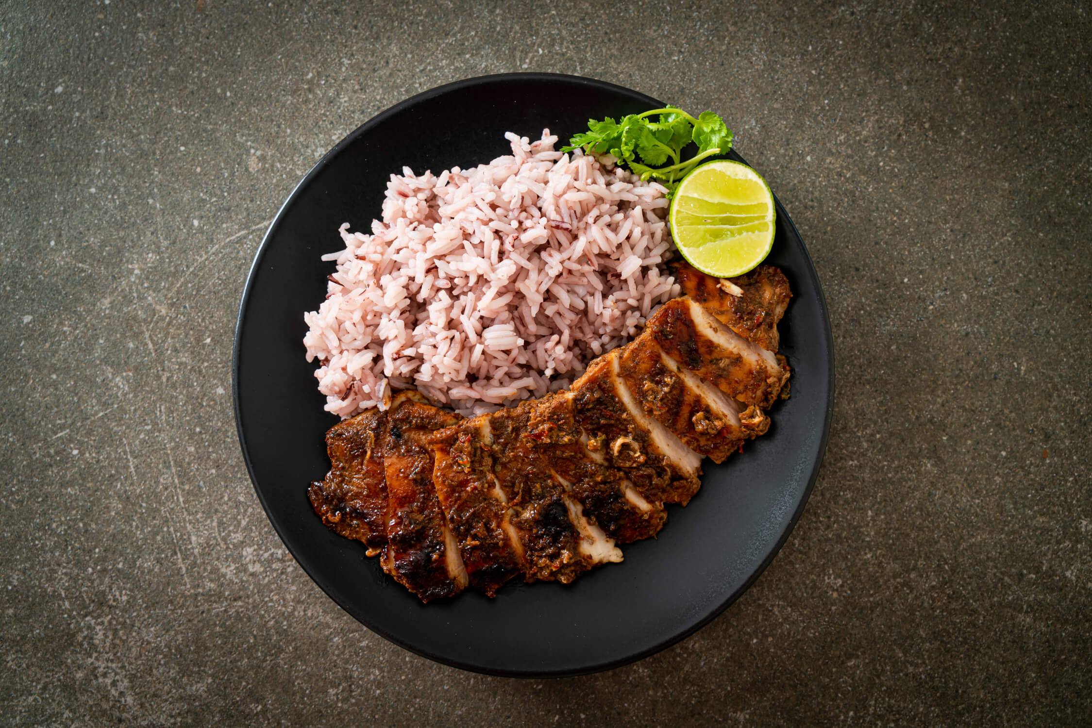 Tydzień jamajski Decofire - danie z kurczakiem i ryżem