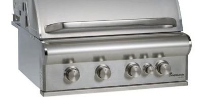 Grill posiada regulowane pokrętłami 4 palniki ze stali nierdzewnej i palnik podczerwieni do rożna obrotowego. 