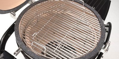 Grill posiada aż 3 ruszty – ruszt grillowy ze stali szlachetnej odpornej na korozję, ruszt węglowy z żeliwa trzymającego ciepło oraz dodatkowy stalowy ruszt dla drugiego poziomu. 
