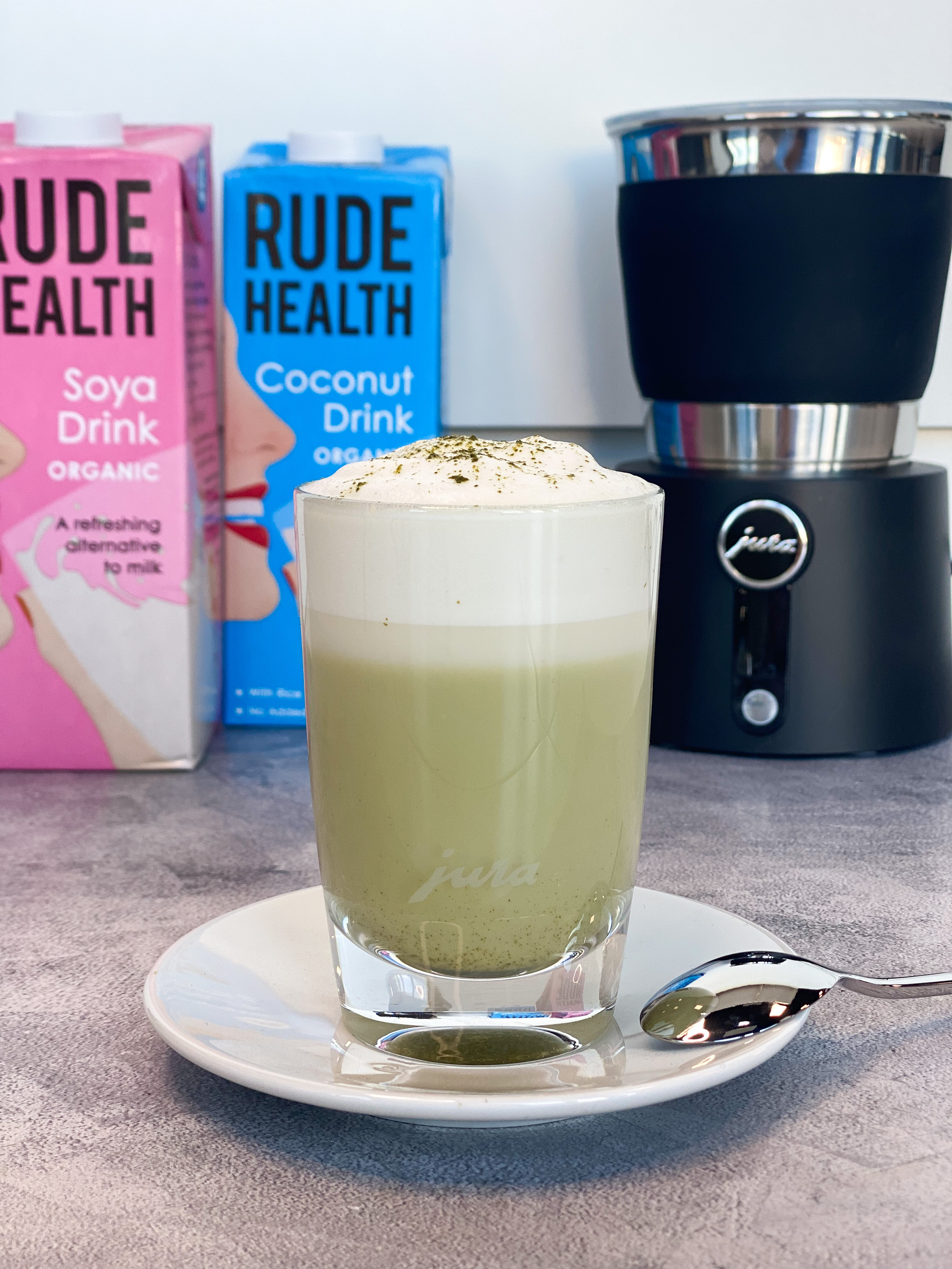 Matcha latte z dodatkiem mleka Rude Health