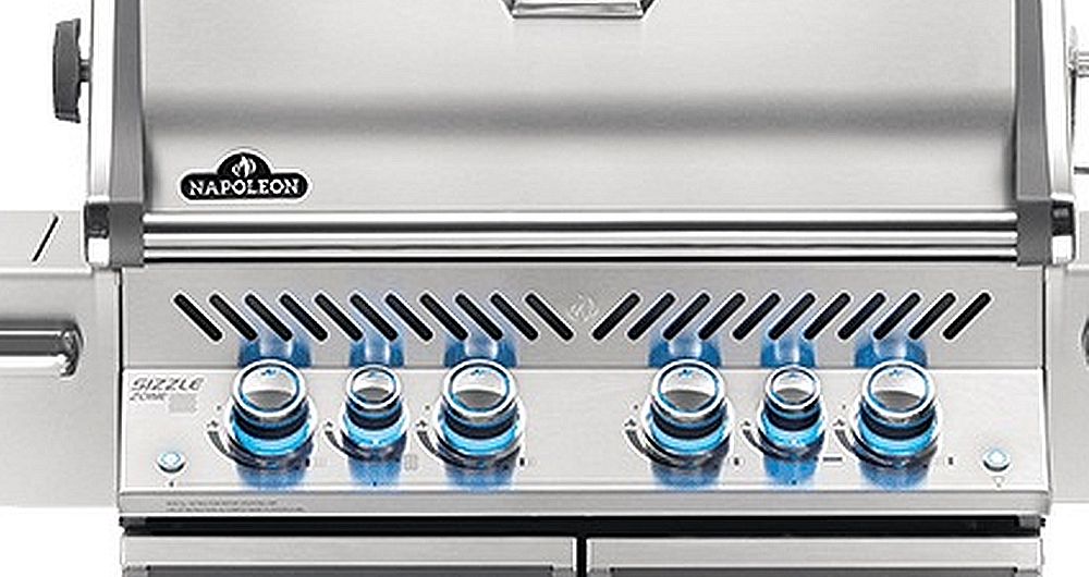 Grill Prestige PRO 500 RSIB wyposażony został w cztery palniki tubowe, które w zaledwie kilka chwil rozgrzeją ruszt do temperatury odpowiedniej do grillowania.