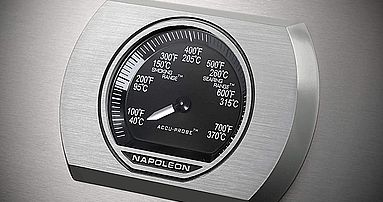 Wskazówka termometru Accu-Probe w pokrywie przez cały czas przesuwa się na tarczy z wartościami od 0 do 370 stopni Celsjusza, a Ty zachowujesz pełną kontrolę nad warunkami grillowania!