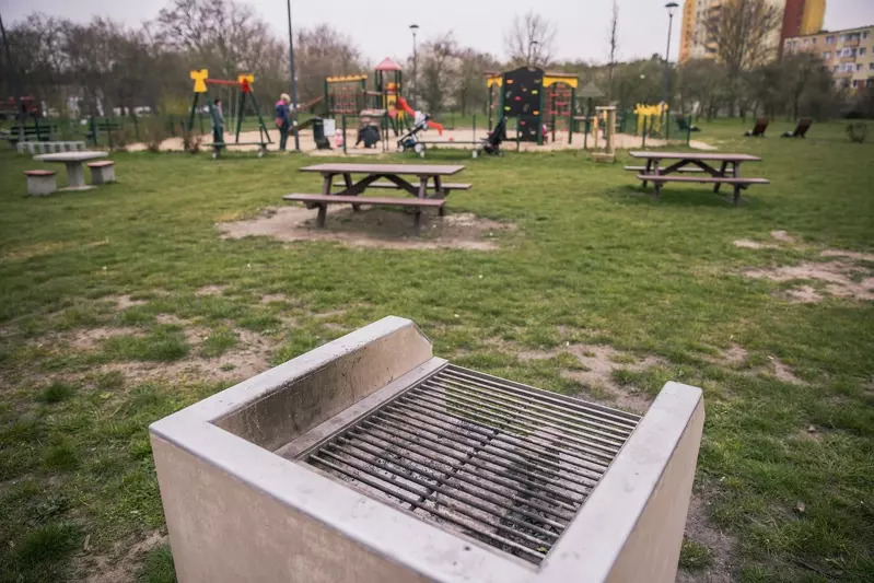 Ogólnodostępny grill miejski w parku w Gdańsku
