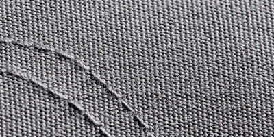 Zmywalne tekstylne pokrowce wykonane z odpornego na wodę i brud materiału Olefin (PP) z zamkiem błyskawicznym i zapięciem na rzep.