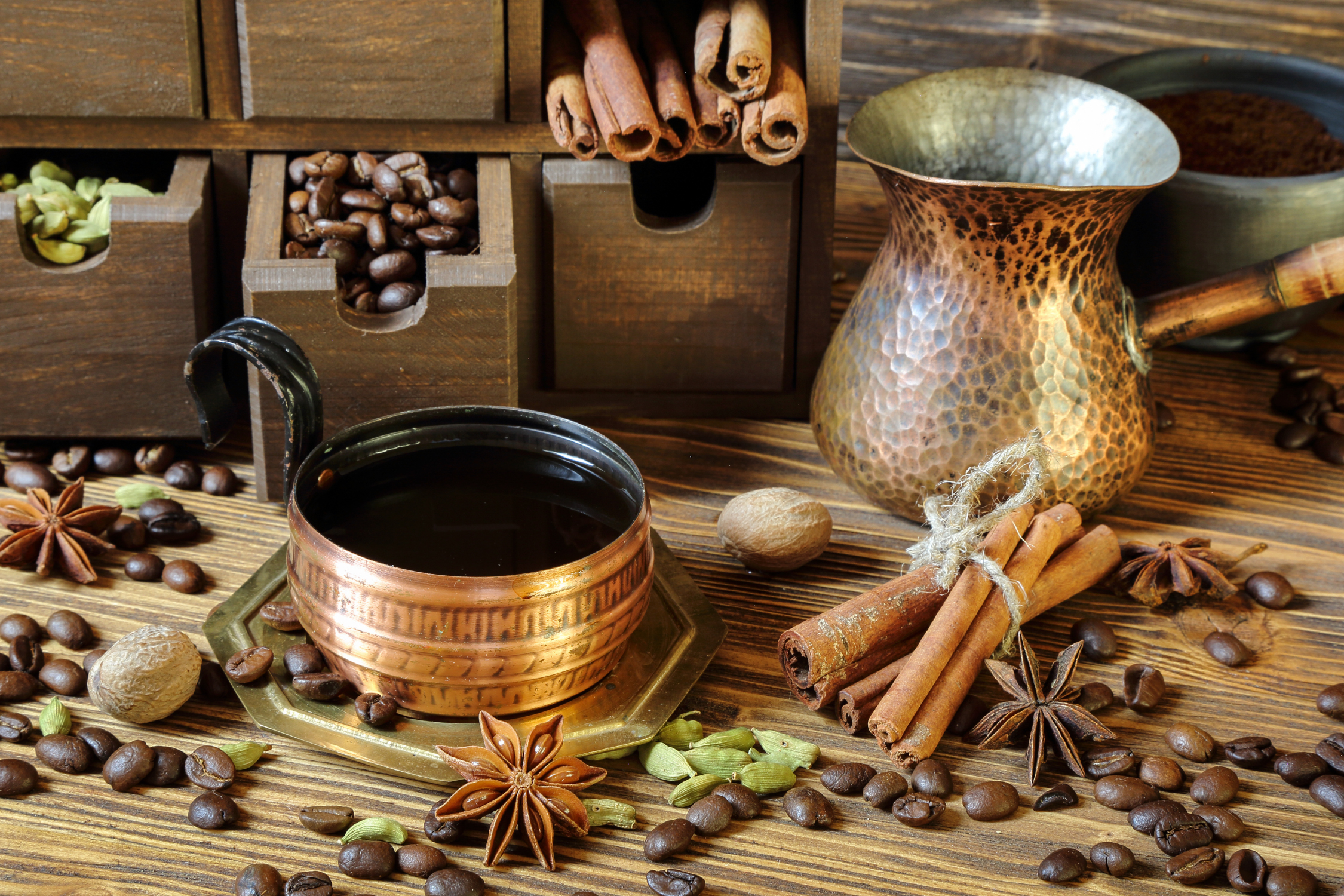 kawa z kardamonem tradycyjnie przygotowywana jest w tygielku