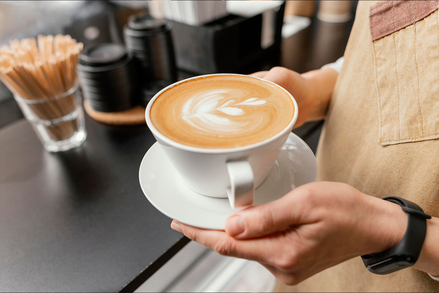 Podgrzewanie filiżanek i ich wpływ na kawę