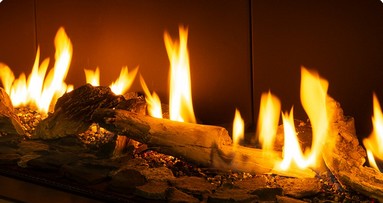 Dzięki 15-stopniowej regulacji płomieni uzyskasz dokładnie taki efekt ognia, na jakim Ci zależy, a zaawansowany termostat zajmie się ogrzaniem pomieszczenia do ustawionej temperatury.