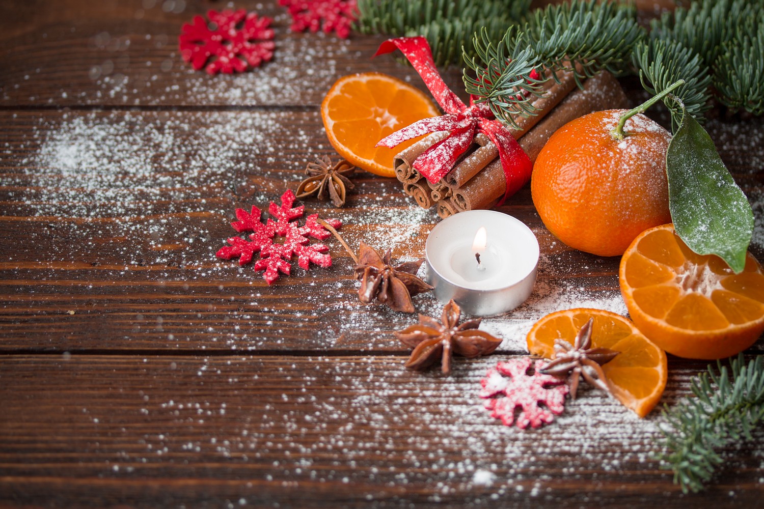 Pomarańcza i przyprawy korzenne na tle zimowych ozdób