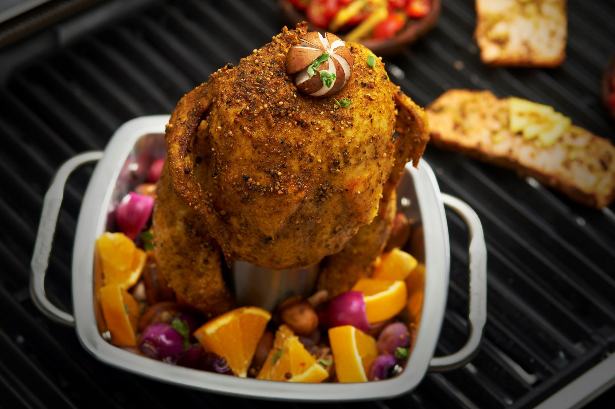 Stojak do kurczaka – akcesoria do grillowania, które wykorzystasz również w kuchni