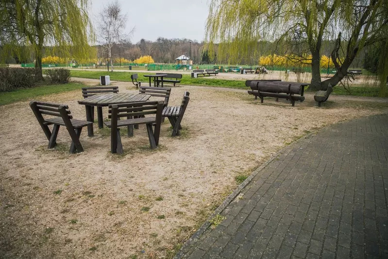 Stoliki piknikowe w parku Reagana w Gdańsku