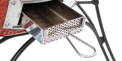 Wysuwana szufladka na popiół pomaga utrzymać grill w czystości.