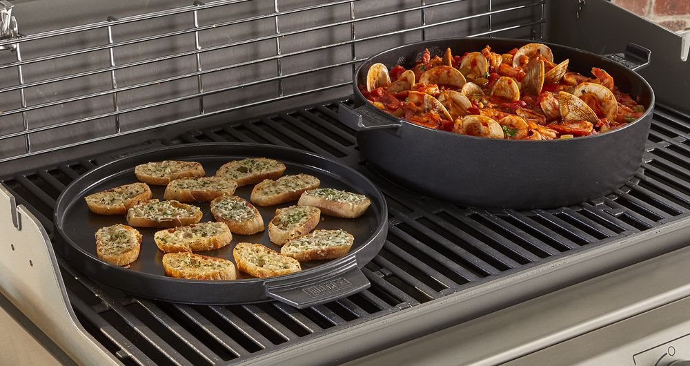 Kociołek Dutch Oven 2 w 1 poszerza zakres możliwości Twojego grilla oraz ilość przygotowanych dań!