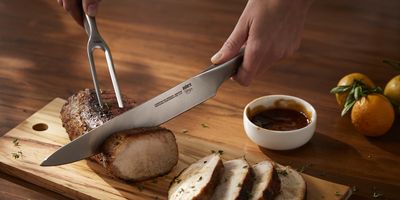 Widelec i nóż znacznie ułatwią przygotowywanie potraw na grilla i krojenie ich po upieczeniu.