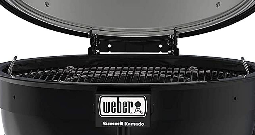 Jednym z najważniejszych elementów grilla Weber Summit Kamado E6, 61 cm jest ergonomiczna pokrywa na zawiasach, które ułatwiają otwieranie i zamykanie.