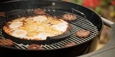 Dzięki patelni żeliwnej upieczesz lub usmażysz wszelkiego rodzaju potrawy od mięs, po omlety.