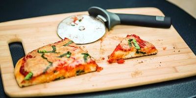Radełko umożliwia łatwe krojenie pizzy na dowolnej wielkości kawałki.