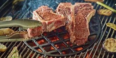 Ruszt umożliwia przyrządzanie idealnie wypieczonych steków, ale nadaje się również do innych mięs.