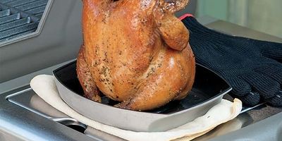 Dzięki stojakowi ugrillujesz aromatycznego kurczaka z chrupiącą skórką i miękkim środkiem.