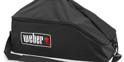 Torba posiada duże, stylowo wyglądające logo marki Weber.