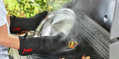 Pokrywa umożliwia duszenie i gotowanie w woku na grillu.