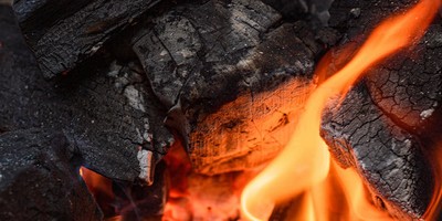 Węgiel drzewny BIG BLOCK Kamado Joe dostępny w pojemnym opakowaniu 9 kg, po rozpaleniu zapewni nawet 18 godzin nieprzerwanego grillowania.