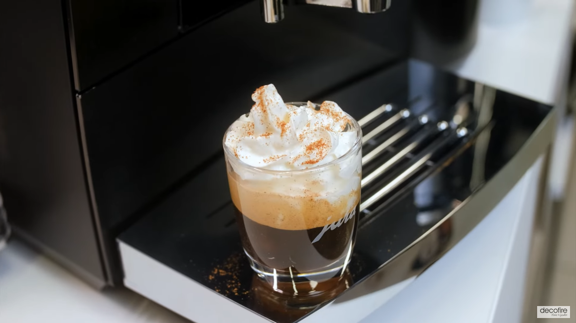 Zimowa kawa korzenna Espresso z bitą śmietaną